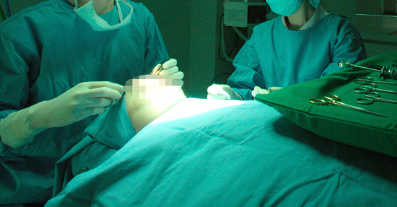 Doctors perform plastic surgery on a patient at a hospital in Seoul on June 16, 2022. [JOONGANG PHOTO]