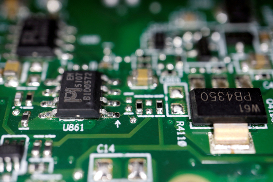 Semiconductor chips are seen on a printed circuit board. [REUTERS/YONHAP]