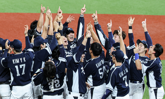 The Korean baseball team celebrate after beating Chinese Taipei 2-0 in the final of the Asian Games baseball tournament in Hangzhou, China on Saturday.  [NEWS1]