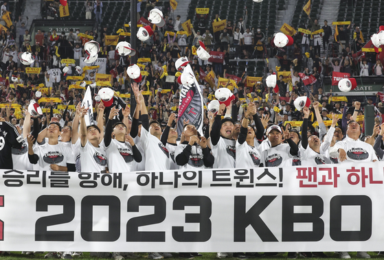 The LG Twins celebrate after winning the KBO regular season title while on the road at Sajik Baseball Stadium in Busan on Oct. 4. [YONHAP]