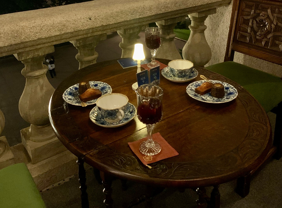 French pastries canelé and financier are served alongside hot coffee or iced mulberry tea amid live cello and violin performances at the Night at Seokjojeon tour hosted by the Cultural Heritage Administration and the Korea Cultural Heritage Foundation. [LEE JIAN]