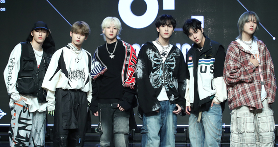 Boy band 82Major poses for photos during its debut showcase held on Wednesday at the Ilchi Art Hall in southern Seoul. The six-member group made its debut with two-track single ″ON″ as the first boy band to come from newly-founded agency Great M Entertainment. [NEWS1]