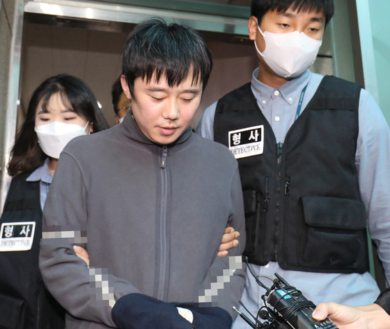 Jeon Joo-hwan, stalker and murderer, who killed his co-worker on Sept. 14 last year, being escorted to the prosecutors' office by the police on Sept. 21 2022. [JOINT PRESS CORPS]