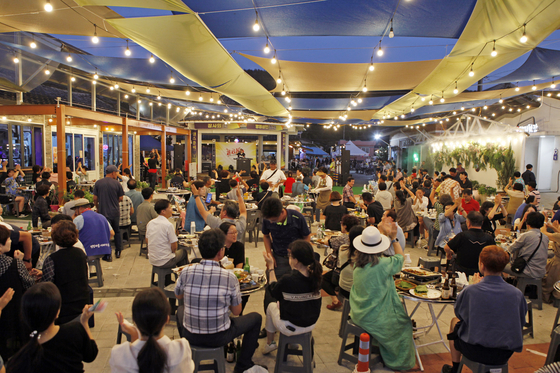 Byeongyeong Market in Gangjin County, South Jeolla, hosts an outdoor event ″Bul-geum Bul-pa″ every Friday and Saturday until Oct. 28. [KOREA TOURISM ORGANIZATION]