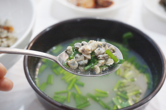 Jaecheop, or corbicula, is a specialty of Hadong County, South Gyeongsang, and is cooked into hangover soup. [KOREA TOURISM ORGANIZATION]