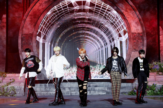 Tomorrow X Together performs its upcoming lead track ″Chasing That Feeling″ from its third full-length album ″The Name Chapter: Freefall″ during a press showcase held Thursday at the Kyung Hee University’s Grand Peace Palace in Dongdaemun District, eastern Seoul, ahead of the album’s release on Friday. [BIGHIT MUSIC]