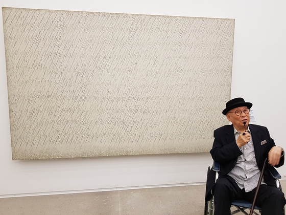 Artist Park Seo-bo explains one of his works from the “early-ecriture period" at the MMCA Seoul in 2019. [MOON SO-YOUNG]