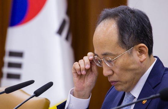 Finance Minister Choo Kyung-ho at a ministerial meeting held at the government complex in central Seoul on Monday. [YONHAP]