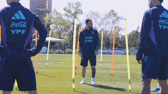 Lionel Messi, center, trains with the Argentinian national team ahead of the World Cup qualifer against Peru. [ONE FOOTBALL]