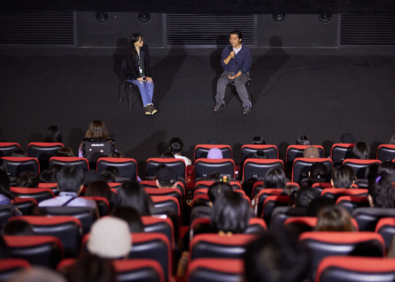 Director Jung Yoon-suk, right, speaks at a press conference before the first screening of ″Persona: Sulli″ at CGV Centum City in Haeundae District, eastern Busan, on Oct. 7. [BUSAN INTERNATIONAL FILM FESTIVAL]