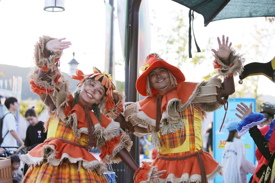 Legoland Korea's special program "Meet the Monsters" featuring people in costume [LEGOLAND KOREA RESORT]