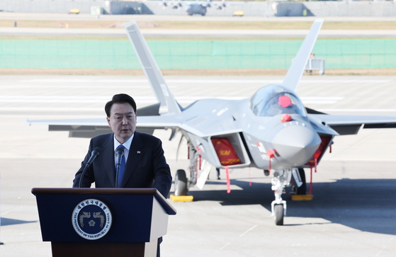 President Yoon Suk Yeol makes a speech on the backdrop of the KF-21 at the opening ceremony of Seoul ADEX 2023 held in Seoul Air Base, Gyeonggi, on Tuesday. [YONHAP]