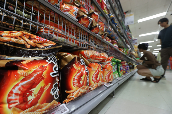 Snacks displayed at a supermarket in Seoul. [YONHAP]