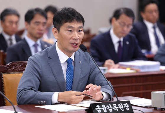 Financial Supervisory Service (FSS) Gov. Lee Bok-hyun speaks during a parliamentary inspection held at the FSS office in Yeouido, western Seoul, on Tuesday. [NEWS1]