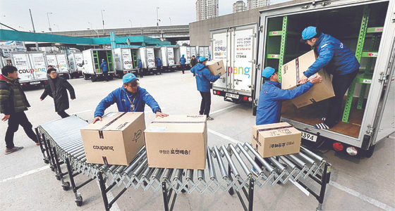 Employees working at Coupang logistics' center [JOONGANG PHOTO]