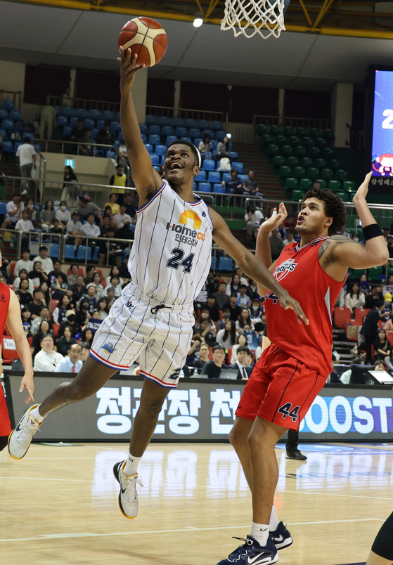Busan KCC Egis's Alize Johnson, left, in action during a KBL Cup game against Ulsan Hyundai Mobis Phoebus at Gunsan Wolmyeng Gymnasium in Gunsan, North Jeolla on Sunday. [YONHAP] 