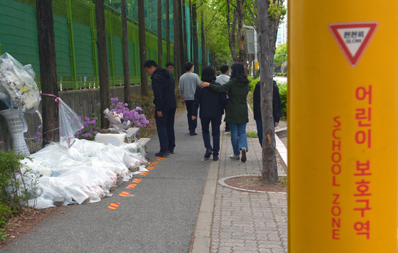 People visit the site in Daejeon where the car driven by a drunk driver ran over four children. A nine-year-old girl died and three children were injured. [JOONGANG PHOTO]