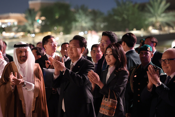 Korean President Yoon Suk Yeol, center left, and first lady Kim Keon Hee watch a traditional sword dance in the historic town of Diriyah Saturday, during their four-day state visit to Saudi Arabia. [JOINT PRESS CORPS]