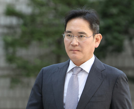 Samsung Electronics Executive Chairman Lee Jae-yong attends a hearing at the Seoul Central District Court in Seocho District, southern Seoul, on Sept. 8. [YONHAP] 