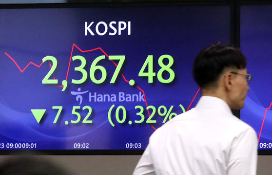 A screen in Hana Bank's trading room in central Seoul shows stock market open on Monday. [YONHAP]