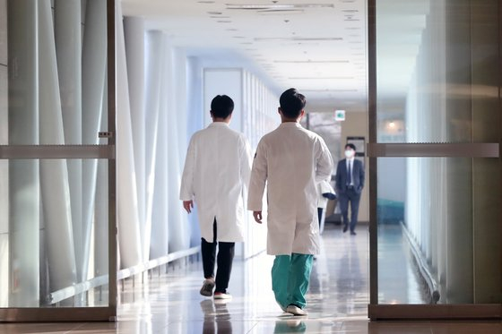 Doctors walk across a corridor at a hospital in Seoul on Dec. 28, 2022. [NEWS1] 