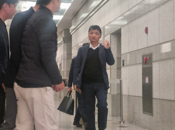 Kim Beom-su, the former chairman of Kakao, leaves after nearly 16 hours of questioning by the Financial Supervisory Service on Tuesday related to suspicions of stock manipulation concerning the acquisition of SM Entertainment's shares. [YONHAP]