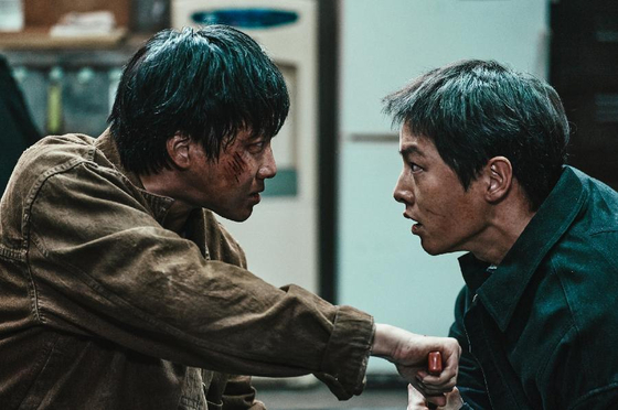 Hong Xa-bin, left, and Song Joong-ki star as an underling and a middle boss of a local gang in ″Hopeless″ [PLUS M ENTERTAINMENT]