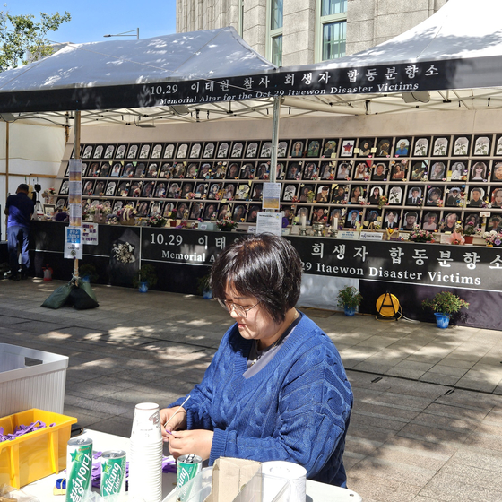 Choi, the mother a victim of the Itaewon tragedy, makes a purple ribbon which becomes a symbol of mourning for the victims. [JOONGANG PHOTO]