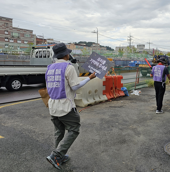 Kim, a father of a victim, participates a rally to honor the memory of the victims. [JOONGANG PHOTO]