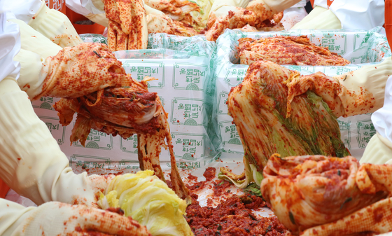 Volunteers make kimchi, a Korean traditional dish, on Nov. 22 last year, to commemorate Kimchi Day. [NEWS1]