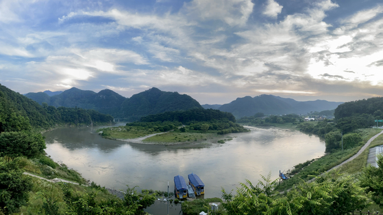 Cheonyeongpo in Nam-myeon, Yeongwol County in Gangwon, is a tranquil and picturesque destination for visitors. [JOONGANG PHOTO]