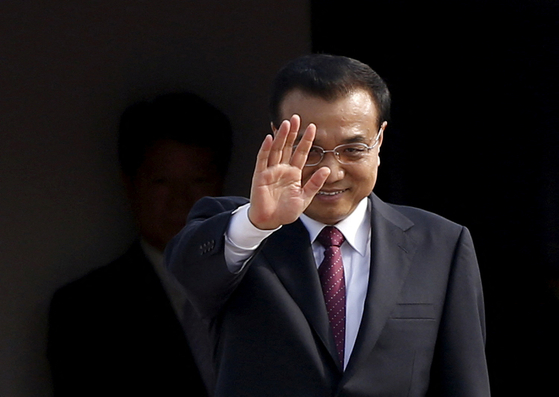 Then Chinese Premier Li Keqiang waves as he leaves Seoul Air Base in Seongnam, Gyeonggi, on Nov. 2, 2015. Li died early Friday of a heart attack. He was 68. [REUTERS/YONHAP]