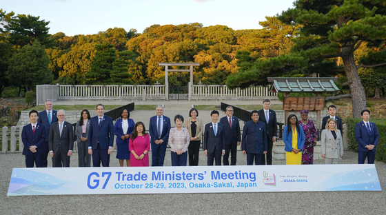 Participants including Japan's Minister of Economy, Trade and Industry Yasutoshi Nishimura and Foreign Minister Yoko Kamikawa pose during a family photo session at the G7 Trade Ministers' Meeting at Daisen-ryo Kofun (Tomb of Emperor Nintoku) in Sakai, Osaka prefecture, Japan, Oct. 28, 2023. [REUTERS]