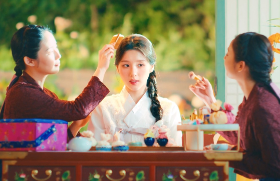 Scenes from Heejin's ″Algorithm″ music video [MODHAUS]