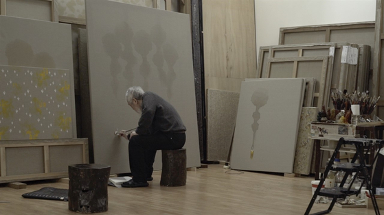 A scene from the documentary ″The Man Who Paints Water Drops,″ which follows the renowned artist Kim Tschang-yeul from 2015 to 2019. [MIRU PICTURES]