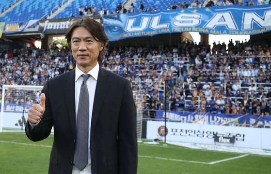 Ulsan Hyundai manager Hong Myung-bo poses for a photo after winning a K League match against Daegu FC at Ulsan Munsu Football Stadium in Ulsan on Sunday. [NEWS1]