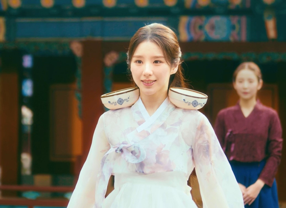 Scenes from Heejin's ″Algorithm″ music video [MODHAUS]