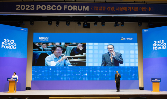 Posco Group Chairman Choi Jeong-woo makes a presentation at the Posco Global R&D Center in Songdo, Incheon, on Sept. 12. [POSCO GROUP]