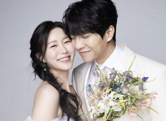 Lee Da-in, left, and Lee Seung-gi are expecting their first child [SCREEN CAPTURE]