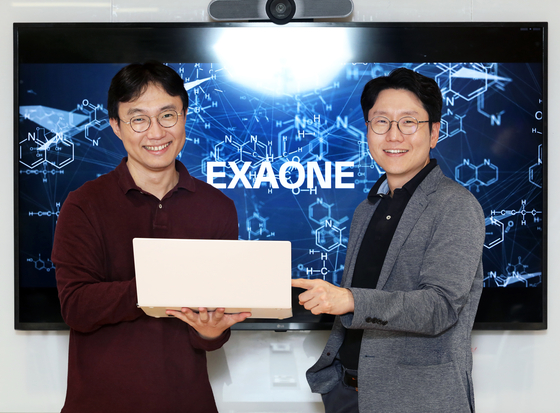 Lee Jin-sik, lab leader of LG's Exaone Lab, left and Lim Woo-hyung, vice president at Applied AI Research Group at LG AI Research, pose for the photo. [PARK SANG-MOON]