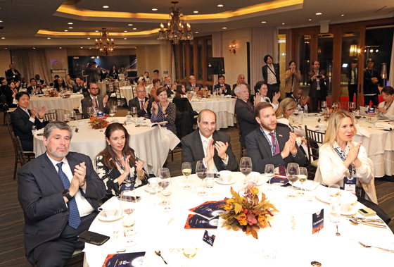 From left, Mexican Ambassador Carlos Peñafiel Soto and his spouse, Lebanese Ambassador Antoine Azzam and Serbian Ambassador Nemanja Grbic and his spouse Ines Grbic applaud musicians during the concert. [PARK SANG-MOON]