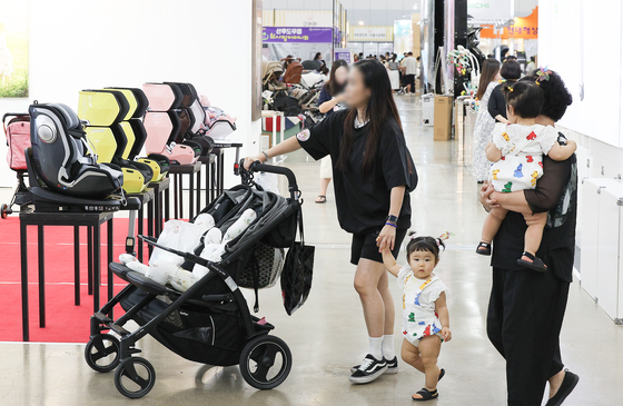 Visitors browse baby products for twins at Daegu Baby & Kids Fair on Aug. 17. [YONHAP] 