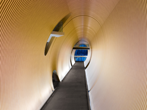 The Tube inside the building acts as a 80-meter (262-foot) bridge. [BAE JIN-HUN, LG ARTS CENTER]