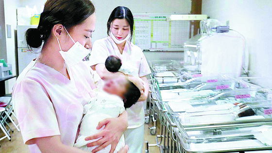 Nurses take care of newborn babies at a nursery at a maternity hospital in Daejeon, Korea on Oct. 28. [KIM SEONG-TAE, JOONGANG PHOTO] 