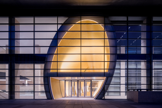 A view of LG Arts Center Seoul's Tube from outside [BAE JIN-HUN, LG ARTS CENTER] 