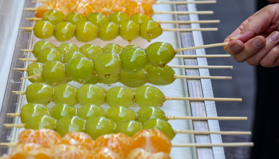 A tanghulu store situated on the streets of Seoul [NEWS1]