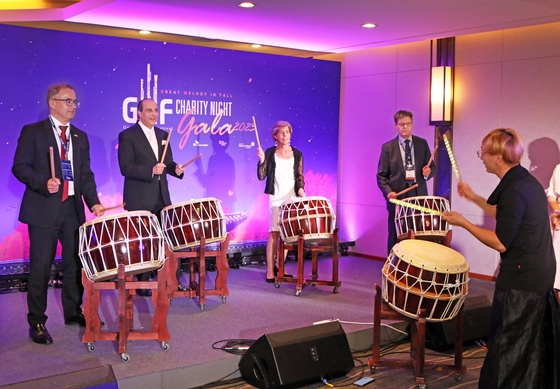 From left, Czech Ambassador Ivan Jancarek, Lebanese Ambassador Antoine Azzam, Greek Ambassador Ekaterini Loupas and Chilean Ambassador Mathias Francke play drums to the instruction of Aria Nanta conductor Kim Seong-kwang. [PARK SANG-MOON]