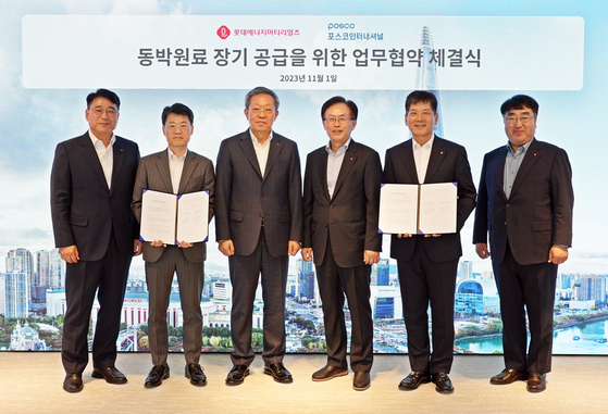 From third from left to right: Posco International CEO Jeong Tak, Lotte Chemical CEO Kim Gyo-hyun, and Lotte Energy Materials CEO Kim Yeon-seop pose for a photo during a copper material supply agreement signing ceremony held in southern Seoul, Wednesday. [LOTTE ENERGY MATERIALS]