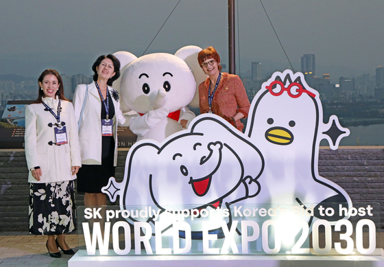 From left, spouse of the Mexican ambassador Regina Flores Chuzeville, spouse of the Ukrainian ambassador Oksana Ponomarenko and spouse of the Uruguayan ambassador Martha Rodríguez Planke pose before attending the GMF Charity Night Gala on Tuesday. [PARK SANG-MOON]