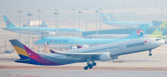 An aircraft from Asiana Airlines takes off from Incheon International Airport's runway on the day of the scheduled interim board meeting to determine the fate of the airline's cargo business on Monday. [YONHAP]